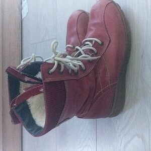 Saulte-Mouton red boots